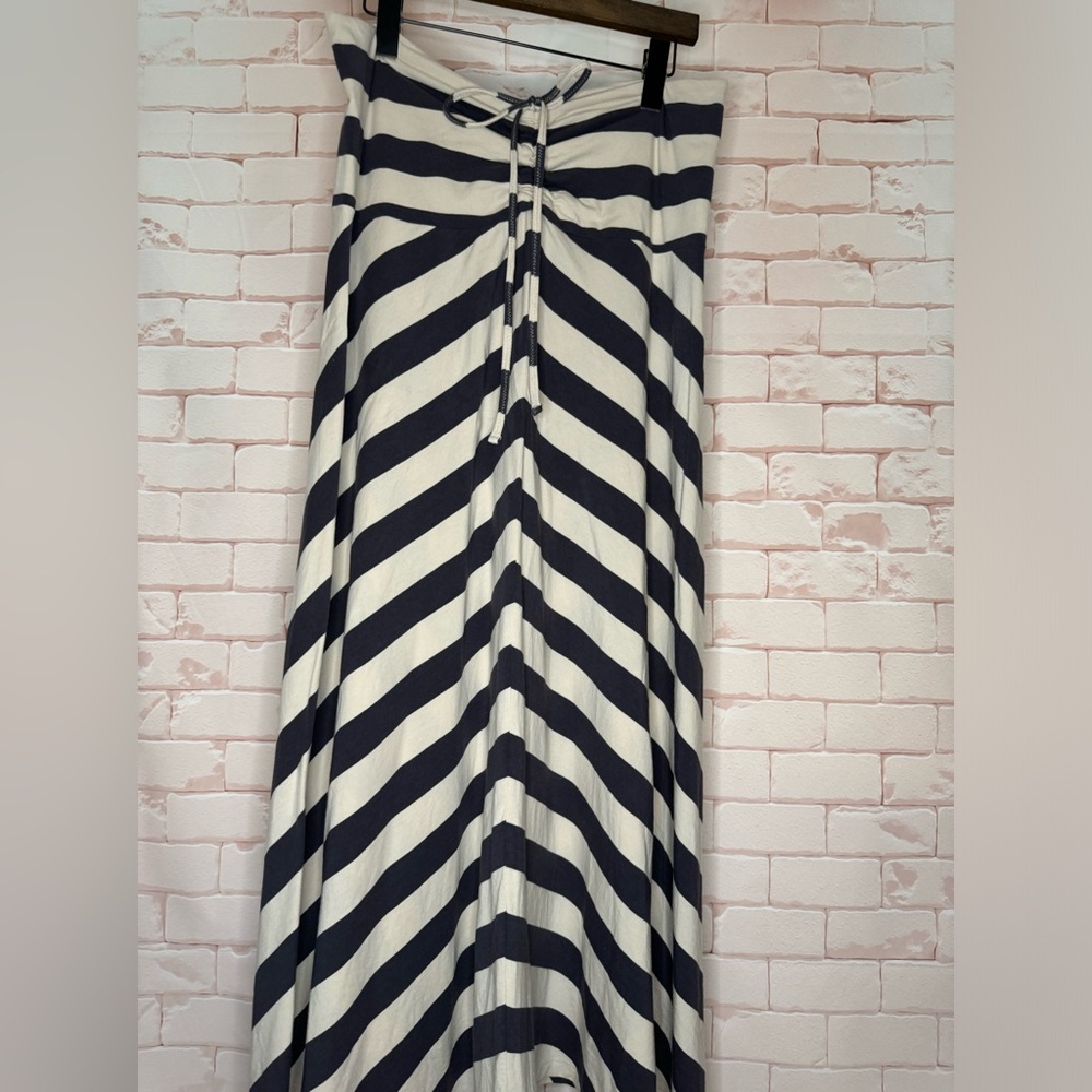 patagonia strapless/halter neck and can also be worn as a maxi skirt!